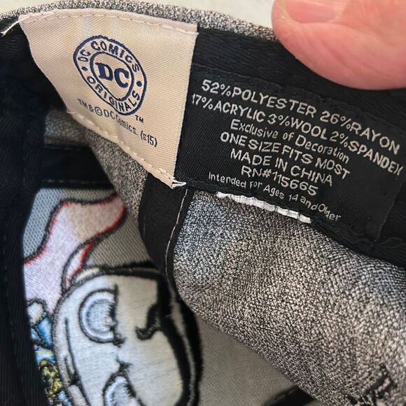 DC Comics Hat - Picture 4 of 5